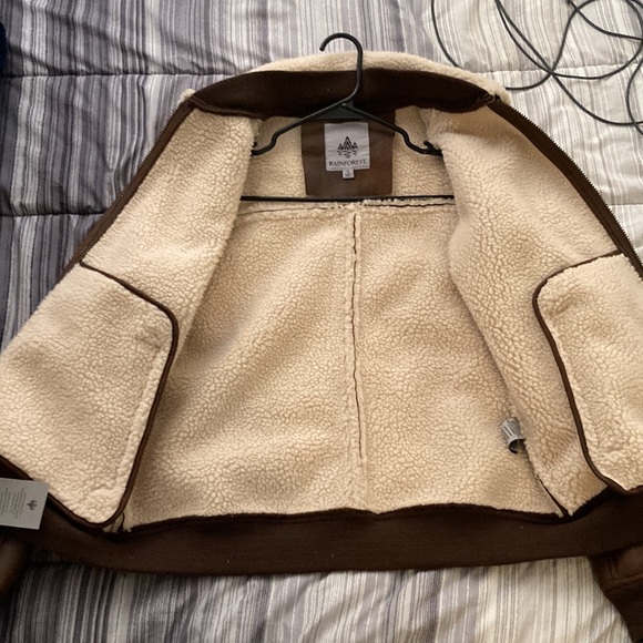Rainforest, Jacket water resistant it’s a medium color is russe/brown - Picture 2 of 5